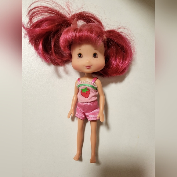 Playmates 2006 Strawberry Shortcake & Sweet Sleepover Doll and Bed - Picture 2 of 6